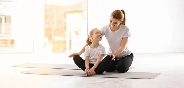 Madre Hija Haciendo Yoga Juntas Casa Diseño Banner — Foto de Stock