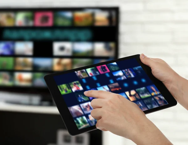 Streaming Videodienste Frau Nutzt Tablet Sender Fernsehen Wechseln Nahaufnahme — Stockfoto