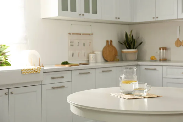 Verse Limonade Witte Ronde Tafel Keuken Stijlvol Interieur — Stockfoto