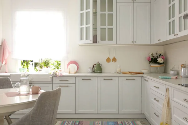 新しいスタイリッシュな家具と美しいキッチンインテリア — ストック写真