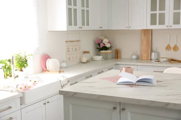 Livro Xícara Sobre Mesa Mármore Branco Cozinha Moderna Design Interiores — Fotografia de Stock
