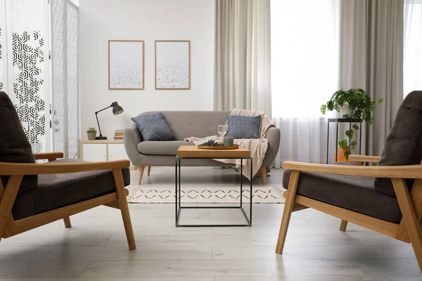 Interior Moderno Sala Estar Com Sofá Confortável Poltronas — Fotografia de Stock