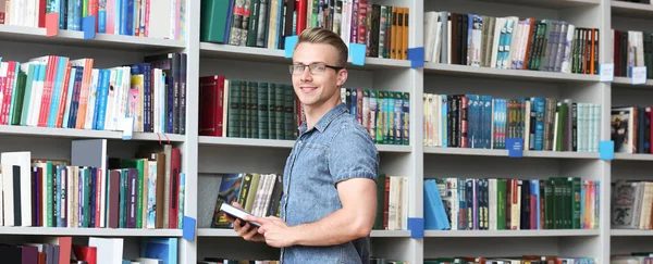 Estudante Com Livro Perto Unidade Estantes Biblioteca Design Banner — Fotografia de Stock