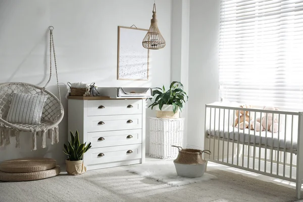 Ladekast Met Commode Pad Buurt Van Comfortabele Wieg Babykamer Interieur — Stockfoto