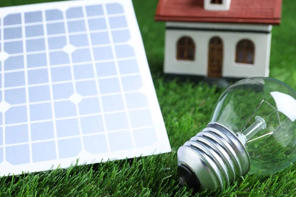 Panel Słoneczny Żarówka Model Domu Zielonej Trawie Zbliżenie — Zdjęcie stockowe