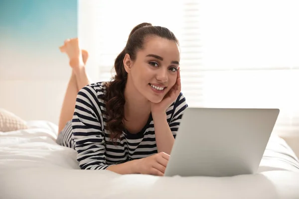 Jovem Mulher Trabalhando Com Laptop Cama Casa — Fotografia de Stock