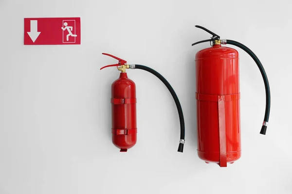 Extintores Incêndio Sinal Saída Emergência Parede Branca — Fotografia de Stock