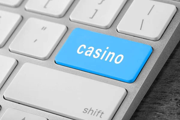 Teclado Ordenador Con Botón Casino Mesa Primer Plano Concepto Juegos — Foto de Stock