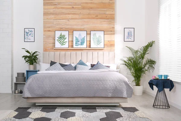 침대와 아름다운 그림이 아름다운 실내의 아름다운 — 스톡 사진