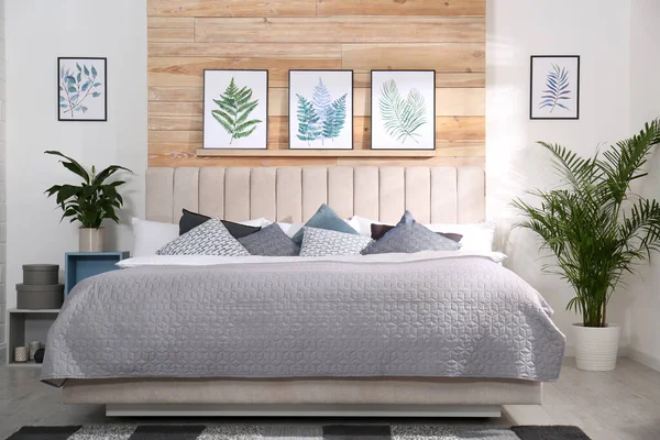 침대와 아름다운 그림이 아름다운 실내의 아름다운 — 스톡 사진