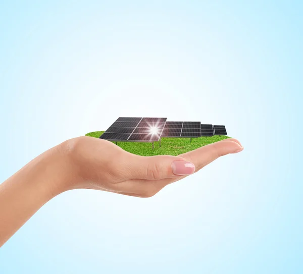 Frau Demonstriert Solarmodul Auf Hellblauem Hintergrund Nahaufnahme Alternative Energiequelle — Stockfoto