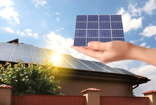 Frau Demonstriert Solarmodul Freien Nahaufnahme Alternative Energiequelle — Stockfoto