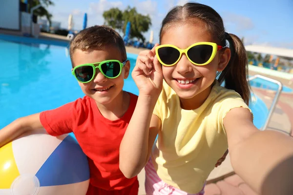 Gelukkige Kinderen Die Selfie Nemen Bij Het Zwembad Zomervakantie — Stockfoto