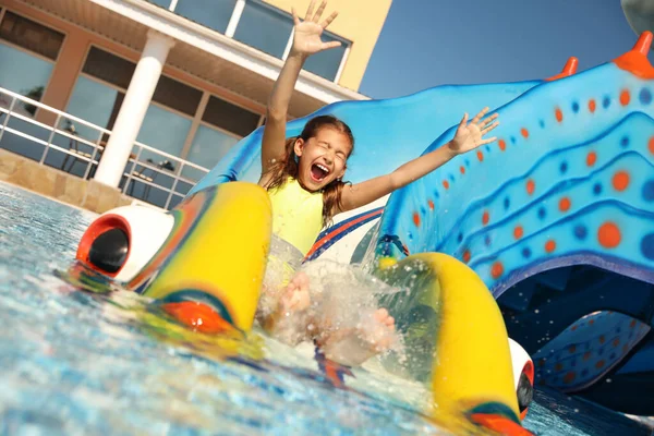 Glückliches Mädchen Auf Der Rutsche Wasserpark Sommerferien — Stockfoto