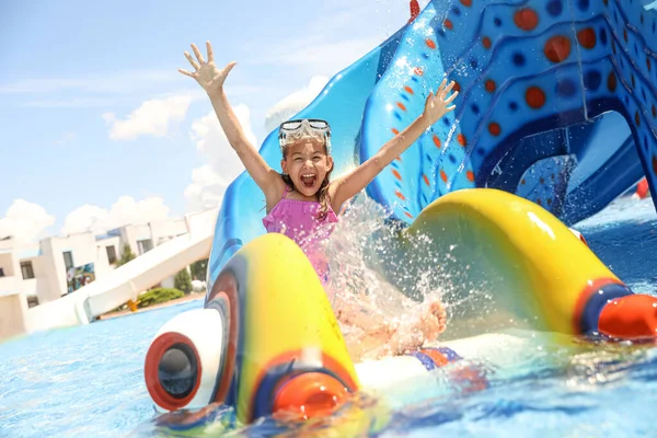 Bambina Sullo Scivolo Parco Acquatico Vacanze Estive — Foto Stock