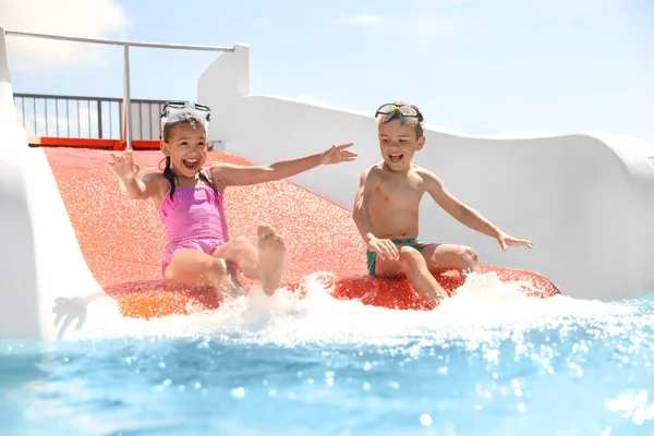 Kleine Kinder Auf Der Rutsche Wasserpark Sommerferien — Stockfoto