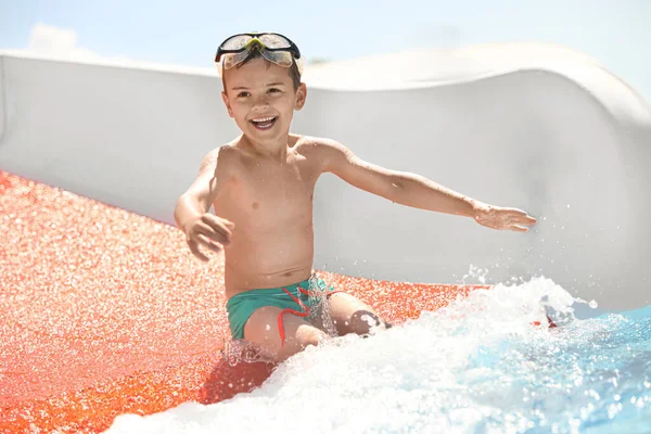 Kleine Jongen Glijbaan Het Waterpark Zomervakantie — Stockfoto