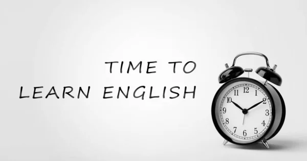 Relógio Despertador Frase Tempo Para Aprender Inglês Sobre Fundo Branco — Fotografia de Stock