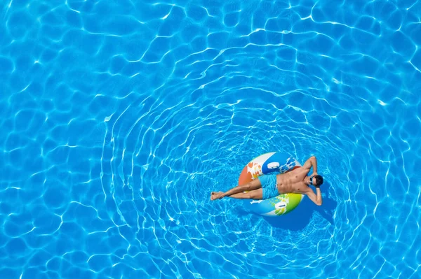 Joven Con Anillo Inflable Piscina Vista Superior Espacio Para Texto —  Fotos de Stock