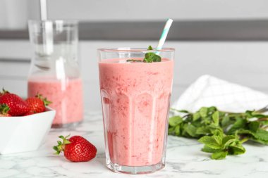 Beyaz mermer masada naneli ve naneli çilekli smoothie.