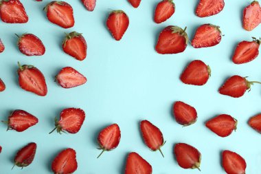 Açık mavi arka planda leziz olgun çilekler, düz uzanıyordu.