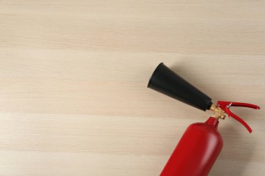 Ahşap arka planda yangın söndürücü, üst manzara. Metin için boşluk