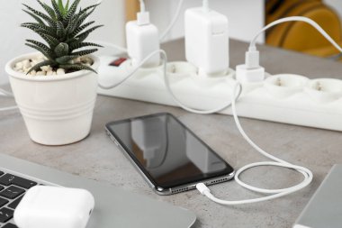 Akıllı telefon kabloyla yükleniyor.