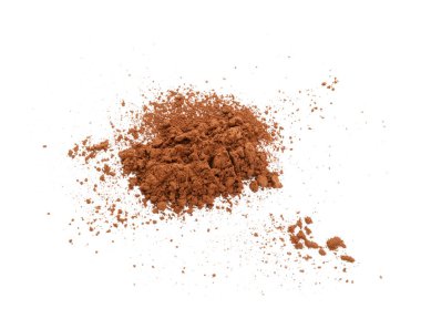 Beyaz arka planda kahverengi kakao tozu yığını