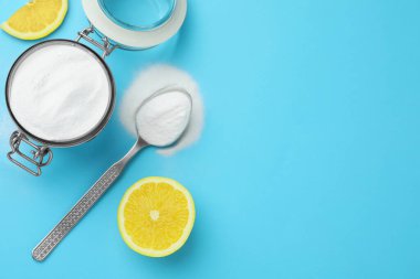 Mavi arka planda kabartma tozu ve limon. Metin için boşluk