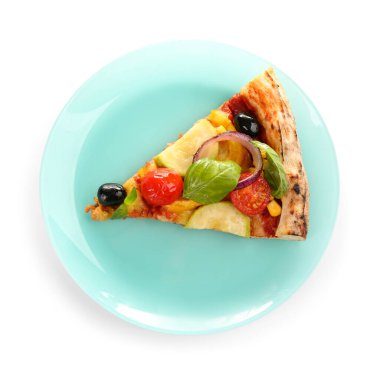 Lezzetli sebzeli pizza. Beyazın üstünde izole edilmiş.