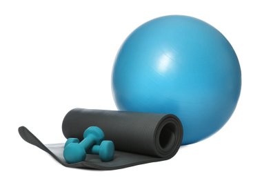 Spor salonu, yoga minderi ve dambıllar beyaza izole edilmiş.