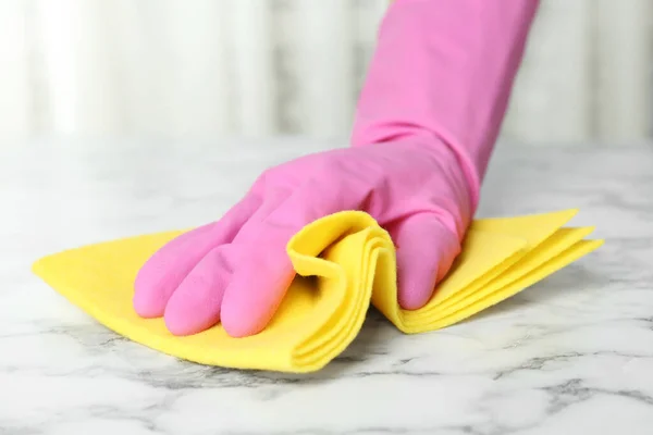 Vrouw Handschoenen Vegen Wit Marmeren Tafel Met Vod Binnen Close — Stockfoto