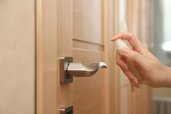 Mulher Pulverizando Séptico Maçaneta Porta Dentro Casa Close — Fotografia de Stock