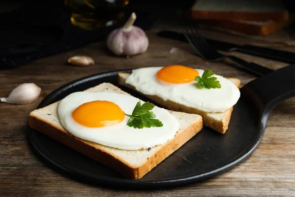 Ovos Fritos Saborosos Com Pão Salsa Tábua Ardósia — Fotografia de Stock