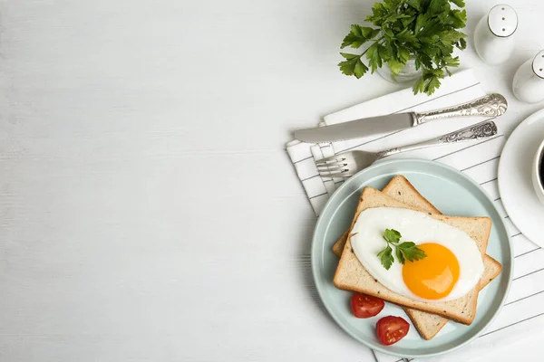 Leckeres Spiegelei Mit Brot Und Tomate Auf Weißem Holztisch Flach — Stockfoto