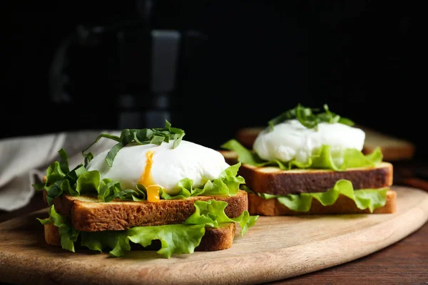 Deliciosos Sanduíches Ovos Escalfados Servidos Tábua Madeira — Fotografia de Stock