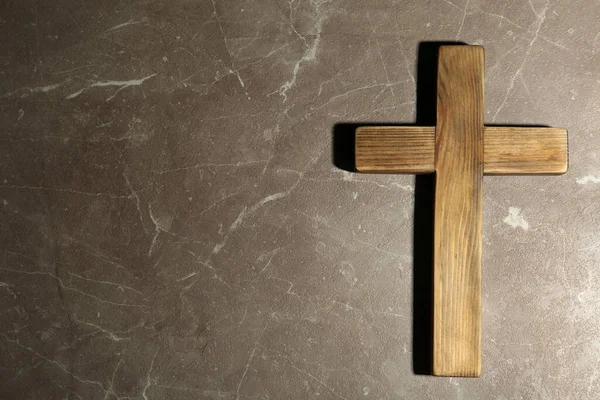 木制克里斯琴十字架在棕色大理石桌子上 顶部视图与文字的空间 宗教概念 — 图库照片