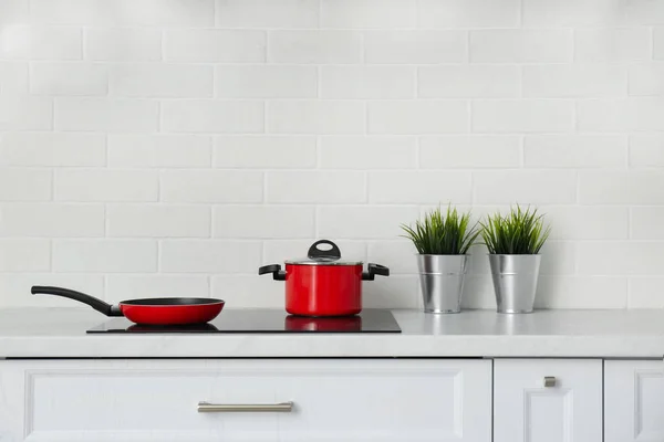 Casserole Poêle Frire Sur Cuisinière Induction Dans Cuisine — Photo