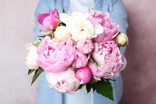 Femme Avec Bouquet Belles Pivoines Sur Fond Rose Gros Plan — Photo