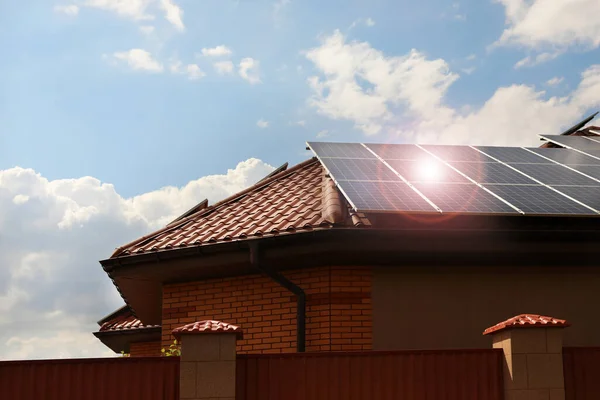 Edifício Com Painéis Solares Instalados Telhado Fonte Energia Alternativa — Fotografia de Stock