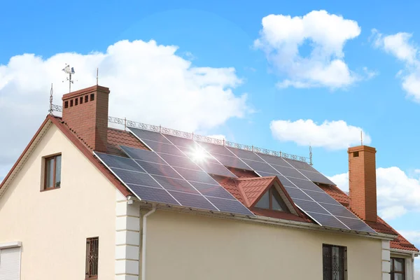 Budova Instalovanými Solárními Panely Střeše Alternativní Zdroj Energie — Stock fotografie