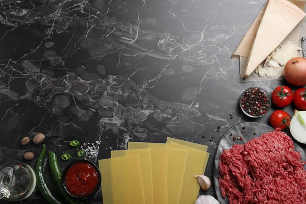Friss Lasagna Hozzávalók Fekete Márvány Asztalon Lapos Fektetés Szöveg Helye — Stock Fotó