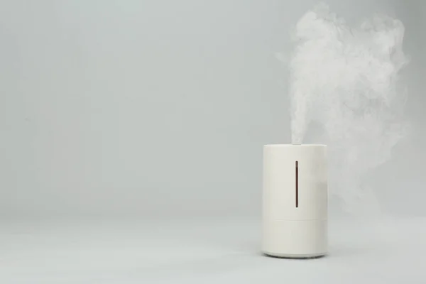 Humidificador Aire Moderno Sobre Fondo Gris Claro Espacio Para Texto —  Fotos de Stock