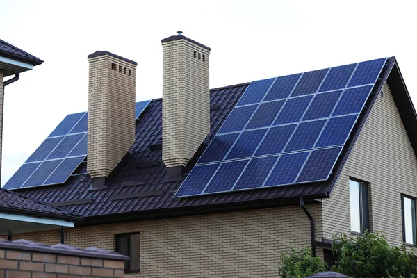 Casa Con Paneles Solares Instalados Techo —  Fotos de Stock