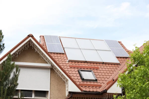 Casa Con Paneles Solares Instalados Techo —  Fotos de Stock