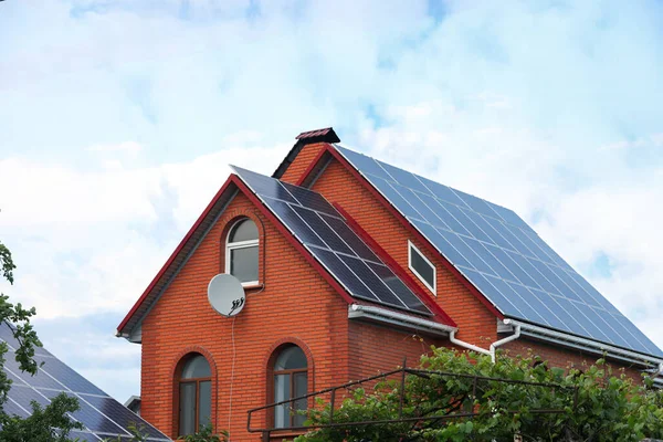 Casa Con Paneles Solares Instalados Techo — Foto de Stock