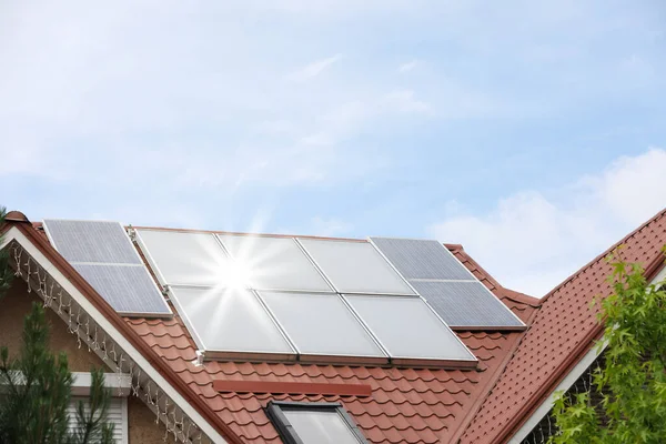 Casa Com Painéis Solares Instalados Telhado — Fotografia de Stock