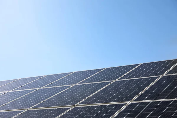 Güneş Panelleri Dışarı Kurulmuş Yakın Çekim Alternatif Enerji Kaynağı — Stok fotoğraf