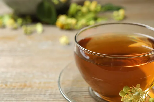 Tasse Tee Und Lindenblüte Auf Holztisch Nahaufnahme Raum Für Text — Stockfoto