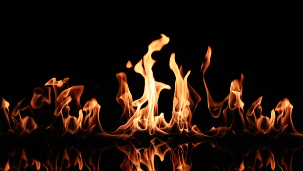 Siyah Arka Planda Güzel Parlak Ateş Alevleri — Stok fotoğraf
